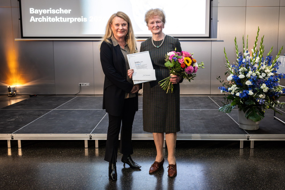 Übergabe der Anerkennung an Irene Burkhardt durch Prof. Lydia Haack. © Johannes Müller / ByAK