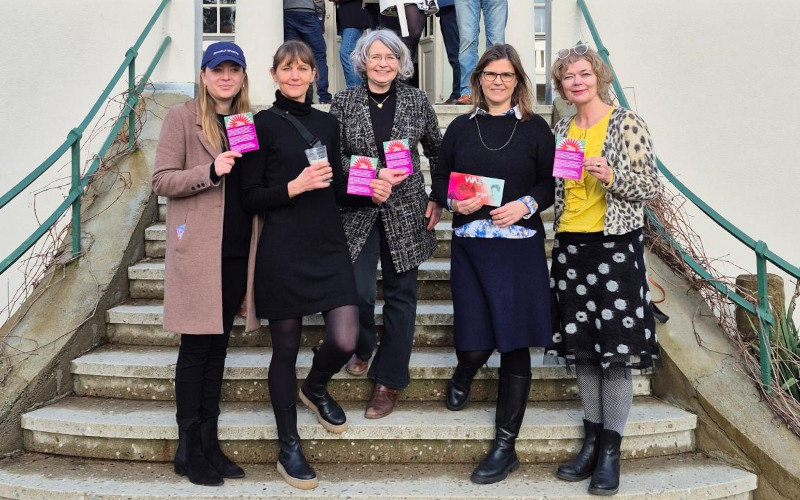 WILA-Botschafterinnen vor dem Gutshaus: Nora Solbach, Lioba Lissner, Katrin Fischer-Distaso, Kristine Tschirschnitz, Susanne Yacoub (von links nach rechts), Foto: LIoba Lissner, hochC