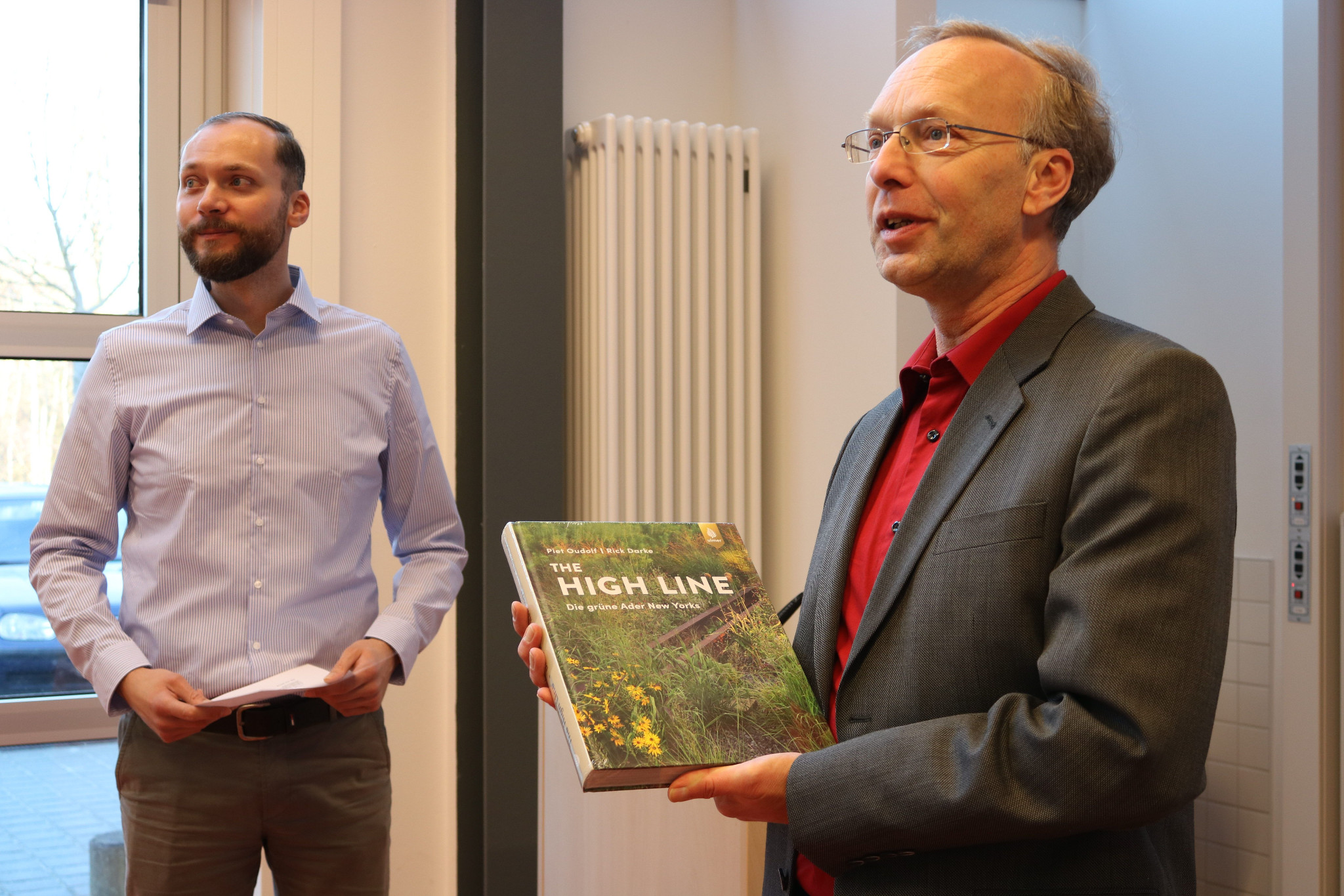 Robert Freimuth (li.) erhält von Enno Meier-Schomburg den Preis, Foto: Hochschule Neubrandenburg